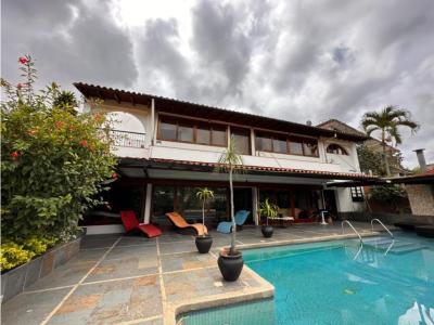 Hermosa casa con piscina en Prados del Este, 1000 mt2, 7 habitaciones