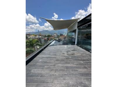 Apartamento duplex con terraza y vista hacia el Ávila en Las Mercedes, 378 mt2, 2 habitaciones