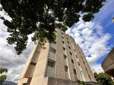 Se vende o alquila apartamento en la mejor calle en Altamira, 210 mt2