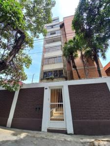 Apartamento en Avenida Lara al Este de Barquisimeto, 132 mt2, 4 habitaciones