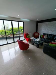 Casa Moderna con Piscina en Urb Atapaima, 300 mt2, 5 habitaciones