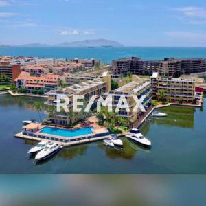 Vendo apartamento Duplex con terraza y puesto de muelle CR Punta Marina