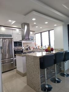 SAMIR TROSEL VENDE HERMOSO APARTAMENTO EN RESIDENCIAS ALTOS DEL TEPUY CON PLANTA Y POZO URBANIZACION, 98 mt2, 3 habitaciones