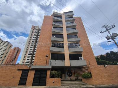 Apartamento  venta piso bajo, con pozo de Agua, Planta Electrica pisos en porcelanato, cocina empotr, 110 mt2, 3 habitaciones