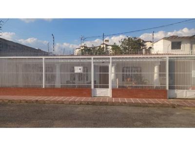 En venta espaciosa casa ubicada en la Urbanización Santa Inés, 380 mt2, 4 habitaciones