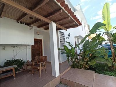 Casa en venta Las Trinitarias  Barqto RAH. 22-7778 N&M 04245543093, 260 mt2, 4 habitaciones