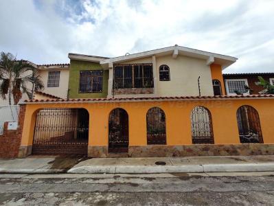 Se VENDE Casa en Club Hipico Las Trinitarias RAH: 22-4795, 400 mt2, 6 habitaciones