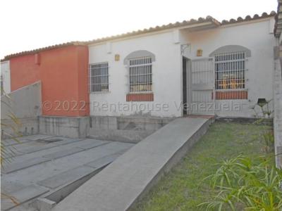Casa en Venta Urb  Los Cerezos Cabudare 23-9358 RM 04145148282, 162 mt2, 3 habitaciones