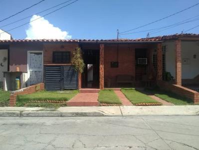 Se VENDE Casa en La Mora RAH: 22-5716, 131 mt2, 4 habitaciones