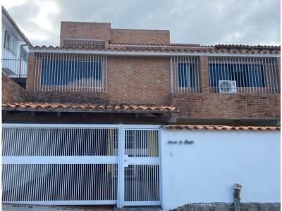 Se vende casa ubicada en Alto Prado consta de 360mts 4H/1S/4B/1S/2E, 360 mt2, 4 habitaciones