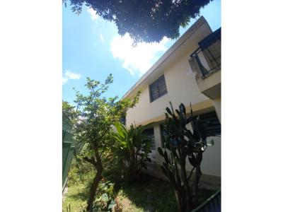 Vendo Casa de 2 Niveles En La Trinidad , 260 mt2, 4 habitaciones