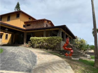 Casa exclusiva en La Lagunita Country Club  El Hatillo Caracas, 900 mt2, 4 habitaciones
