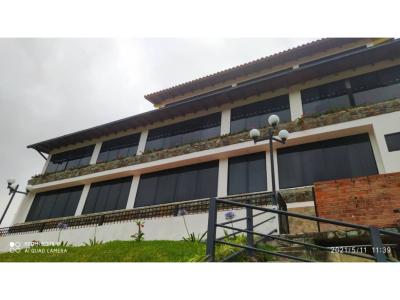 Casa de tres niveles sector privado en Urb Pan de Azucar Carrizal , 482 mt2, 5 habitaciones