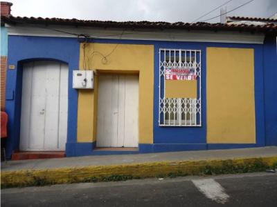  Casa en venta Calle Guaicaipuro Centro  de Los Teques, 230 mt2, 5 habitaciones