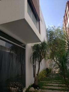 SE VENDE IMPONENTE  CASA SECTOR LA VIRGINIA DE MARACAIBO CON  PISCINA, 450 mt2, 4 habitaciones