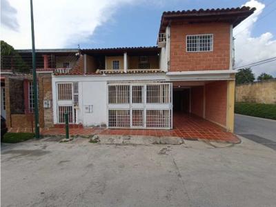 En Venta casa con 3 Apartamentos tipo estudio Santa Rita Edo Aragua, 162 mt2, 5 habitaciones
