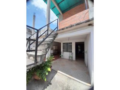 Casa de Dos niveles Piñonal Maracay, 288 mt2, 6 habitaciones