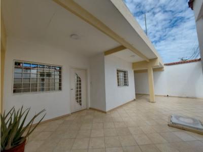 Casa en venta en la Urb. Las Aves, Maracay, 200 mt2, 3 habitaciones