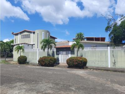 own House de esquina ubicada en Rio Caura, 297 mt2, 4 habitaciones