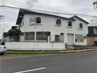 Casa de esquina ubicada en la Urbanización Curagua, 250 mt2, 6 habitaciones