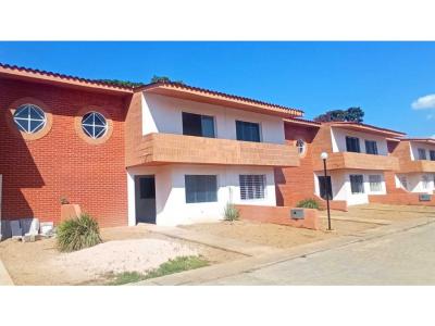 Vendo townhouse en conjunto cerrado. Tocuyito, 97 mt2, 3 habitaciones