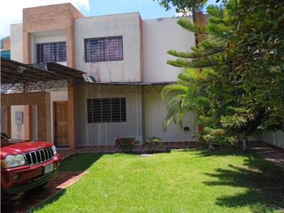CONSORCIO INMOBILIARIO JCJ VENDE TONW HOUSE EN URB. LOMAS DE MAÑONGO, 380 mt2, 3 habitaciones
