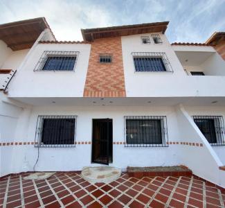 Hermosa Casa -Quinta , 230 mt2, 4 habitaciones