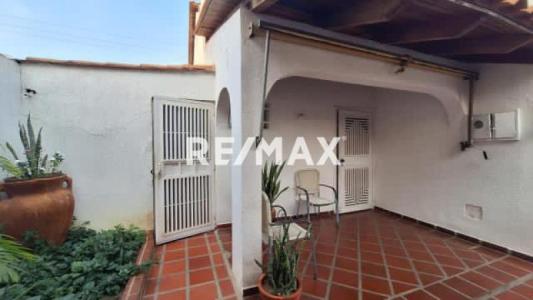 Se Vende Casa tipo Town House en la Urbanización Las Trinitarias en Nueva Barcelona Código: 235005, 217 mt2, 4 habitaciones