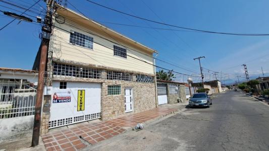 CASA EN VENTA CAGUA URB LA FUNDACION 24-25723 AP, 384 mt2, 5 habitaciones