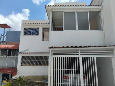 Casa en venta en San Bernardino, Sector Anauco Arriba, calle cerrada, tres niveles, 300 mt2, 5 habitaciones