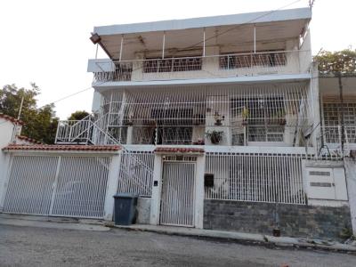 Alicia Castillo vende Casa en Los Dos Caminos Municipio Sucre Caracas, 236 mt2, 10 habitaciones