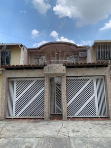 EN VENTA APARTOQUINTA EN URBANIZACION PALMA REAL NAGUANAGUA CARABOBO, 100 mt2, 3 habitaciones