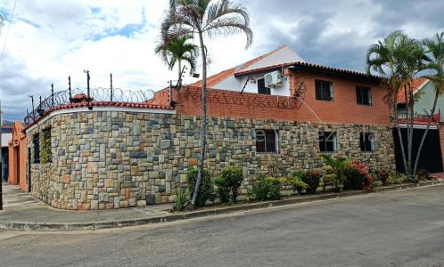 Amplia casa, comoda e iluminada, con,excelente ubicacion, 190 mt2, 3 habitaciones