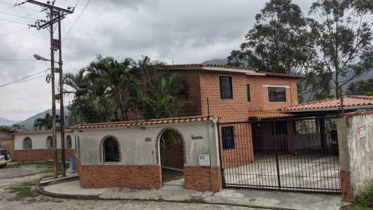 Alicia Castillo vende Casa en Altamira La Entrada Naguanagua Carabobo, 400 mt2, 5 habitaciones