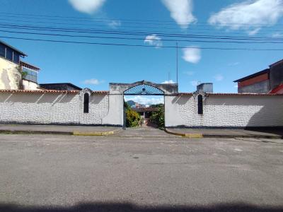 Amplia casa en San Cristobal sector gobernación terreno propio 1270 mts2. Cuenta con 2 casas una col