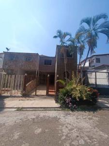 CASA EN VENTA RESIDENCIAS LOS CLAVELES URBANIZACION EL BOSQUE VALENCIA  CARABOBO., 200 mt2, 3 habitaciones