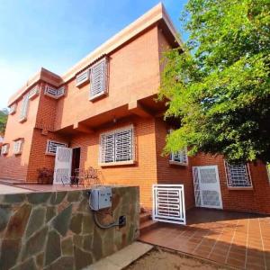 VENDO HERMOSA QUINTA CON DISEÑO MEDITERRÁNEO EN COLINAS DE GUATAPARO. VALENCIA, CARABOBO, 384 mt2, 6 habitaciones