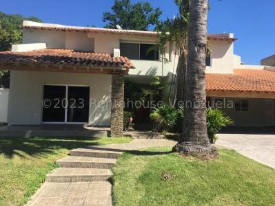 Exclusiva casa en venta ubicada en Villas de San Diego Country Clud Carabobo Venezuela, 419 mt2, 6 habitaciones