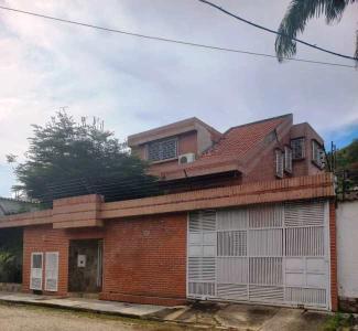 Bella Casa ubicada en Colinas de Guataparo, Valencia, 500 mt2, 4 habitaciones