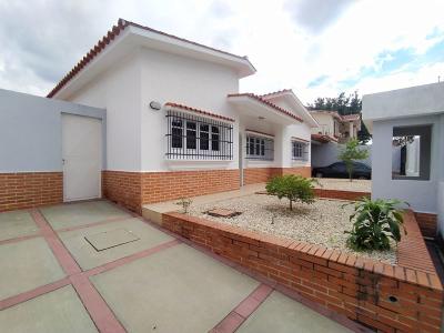 En Venta Casa-Quinta en la Urbanización Valles de Camoruco, Valencia Edo Carabobo., 415 mt2, 4 habitaciones