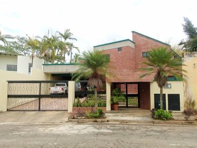 Hermosa Casa en Altos de Guataparo Esta Hermosa Casa de 2 Niveles , 461 mt2, 3 habitaciones