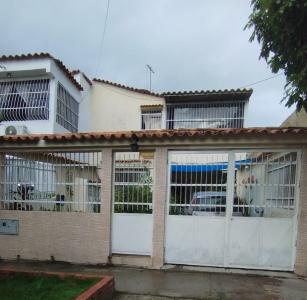 Casa en la Urb Esmeralda (M J), 106 mt2, 4 habitaciones