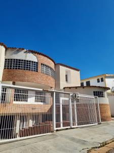 VENDO APTO QUINTA EN URB. TRIGAL SUR, VALENCIA EDO CARABOBO, 163 mt2, 3 habitaciones