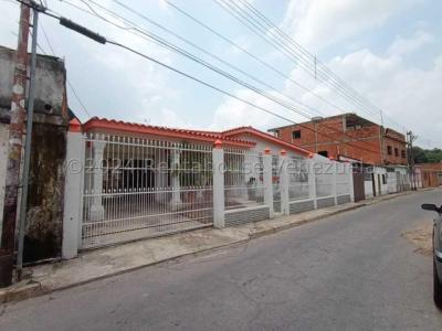 Casa en venta en Ricardo Urriera Valencia Carabobo 2426157 P, 244 mt2, 3 habitaciones