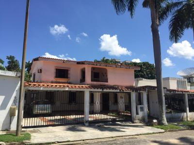 EN VENTA CASA A REMODELAR EN CALLE CERRADA UBICADA EN LA URBANIZACION LA VIÑA VALENCIA CARABOBO, 380 mt2, 4 habitaciones