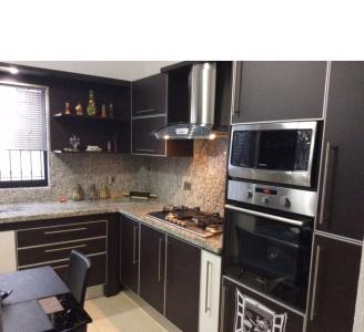 EN VENTA AMPLIA CASA UBICADA EN URBANIZACION VALLES DE CAMORUCO VALENCIA CARABOBO., 480 mt2, 4 habitaciones