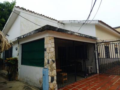 SAMIR TROSEL VENDE CASA DETRAS DE LA CLINICA LOS COLORADOS URB LOS COLORADOS VALENCIA., 332 mt2, 4 habitaciones