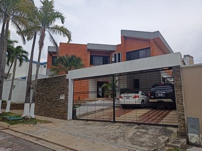 Se Vende Casa En Altos De Guataparo, Valencia., 400 mt2, 3 habitaciones