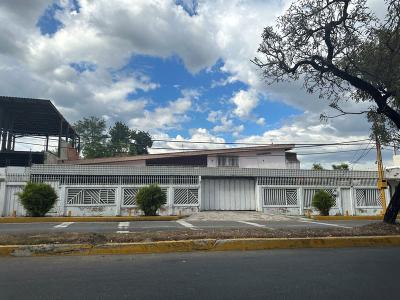 Disponible en Venta Casa con zonificación Comercial y un Local con estructura en dos Niveles Ubicado, 600 mt2, 1 habitaciones