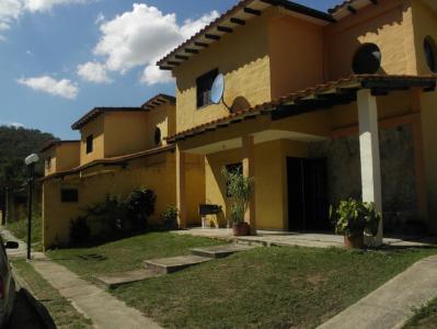 Casa tipo country, excelente clima, frente a la montaña, 249 mt2, 3 habitaciones